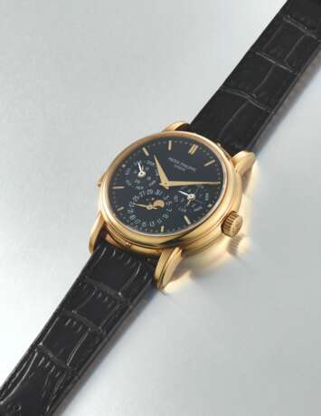 PATEK PHILIPPE. AN EXTREMELY RARE 18K GOLD AUTOMATIC MINUTE REPEATING PERPETUAL CALENDAR WRISTWATCH WITH MOON PHASES, 24 HOUR AND LEAP YEAR AND DAY/NIGHT INDICATION - photo 2