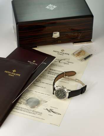 PATEK PHILIPPE. A VERY RARE PLATINUM PERPETUAL CALENDAR CHRONOGRAPH WRISTWATCH WITH MOON PHASES, 24 HOUR INDICATION, ADDITONAL CASE BACK, CERTIFICATE OF ORIGIN AND BOX - photo 3