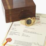 PATEK PHILIPPE. A VERY RARE AND HIGHLY ATTRACTIVE 18K GOLD AUTOMATIC WRISTWATCH WITH DATE, BRACELET AND ORIGINAL BOX - Foto 3