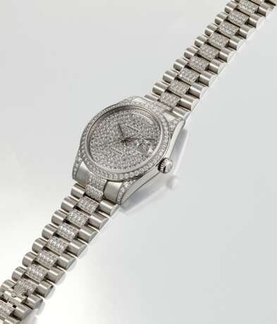 ROLEX. A POSSIBLY UNIQUE AND EXTREMELY ATTRACTIVE PLATINUM AND DIAMOND-SET AUTOMATIC WRISTWATCH WITH SWEEP CENTRE SECONDS, DAY, DATE, BRACELET AND BOX - photo 2