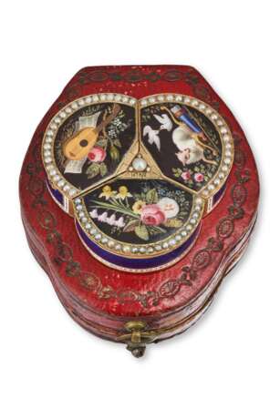 ATTRIBUTED TO PIGUET & CAPT. AN EXCEPTIONALLY RARE AND VERY FINE 18K GOLD AND ENAMEL PEARL-SET TREFOIL-SHAPED MUSICAL VINAIGRETTE WITH AUTOMATON SCENE AND WATCH, ORIGINAL FITTED BOX - фото 1