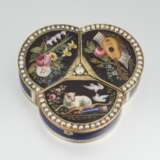 ATTRIBUTED TO PIGUET & CAPT. AN EXCEPTIONALLY RARE AND VERY FINE 18K GOLD AND ENAMEL PEARL-SET TREFOIL-SHAPED MUSICAL VINAIGRETTE WITH AUTOMATON SCENE AND WATCH, ORIGINAL FITTED BOX - фото 2