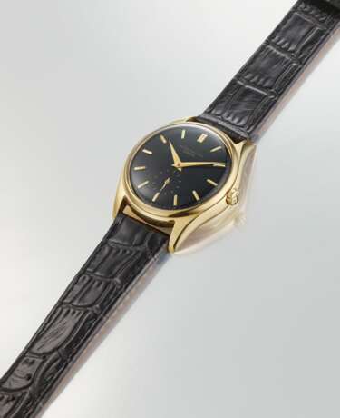 PATEK PHILIPPE. AN EXTREMELY RARE 18K GOLD AUTOMATIC WRISTWATCH WITH BLACK DIAL - Foto 2