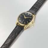 PATEK PHILIPPE. AN EXTREMELY RARE 18K GOLD AUTOMATIC WRISTWATCH WITH BLACK DIAL - Foto 2