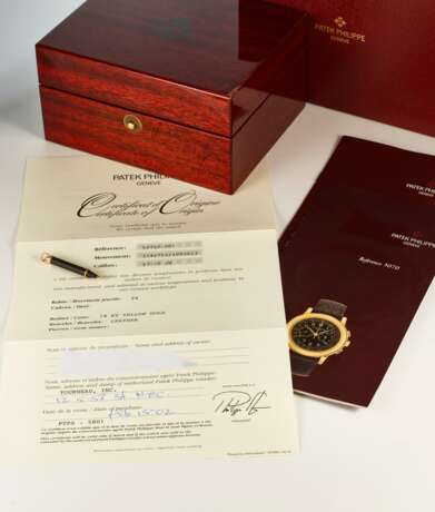 PATEK PHILIPPE. A LARGE AND RARE 18K GOLD CHRONOGRAPH WRISTWATCH WITH CERTIFICATE OF ORIGIN AND BOX - фото 2