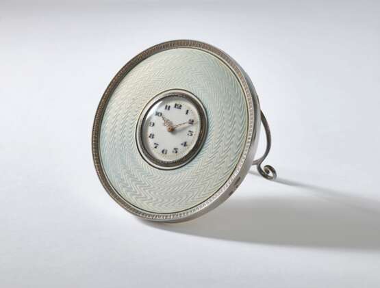 FABERGE. A FINE, RARE AND ATTRACTIVE SILVER-MOUNTED, IVORY AND GUILLOCH&#201; ENAMEL DESK CLOCK - Foto 1