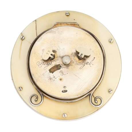 FABERGE. A FINE, RARE AND ATTRACTIVE SILVER-MOUNTED, IVORY AND GUILLOCH&#201; ENAMEL DESK CLOCK - Foto 4