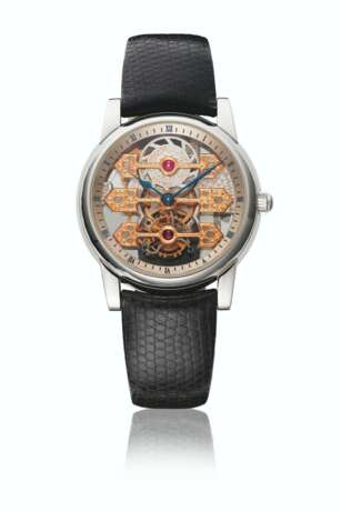 GIRARD-PERREGAUX. A PLATINUM AUTOMATIC SKELETONISED TOURBILLION WRISTWATCH WITH THREE GOLD BRIDGES - Foto 1