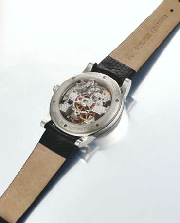 GIRARD-PERREGAUX. A PLATINUM AUTOMATIC SKELETONISED TOURBILLION WRISTWATCH WITH THREE GOLD BRIDGES - photo 2