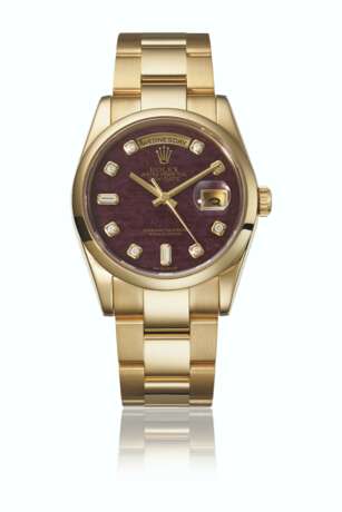 ROLEX. AN EXTREMELY ATTRACTIVE 18K GOLD AND DIAMOND-SET AUTOMATIC WRISTWATCH WITH SWEEP CENTRE SECONDS, DAY, DATE, BRACELET AND GROSSULAR GARNET RUBELLITE DIAL - фото 1