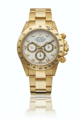 ROLEX. AN 18K GOLD AND DIAMOND-SET AUTOMATIC CHRONOGRAPH WRISTWATCH WITH BRACELET, GUARANTEE, ADDITIONAL DIAL AND BOX - фото 1