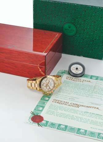 ROLEX. AN 18K GOLD AND DIAMOND-SET AUTOMATIC CHRONOGRAPH WRISTWATCH WITH BRACELET, GUARANTEE, ADDITIONAL DIAL AND BOX - photo 2