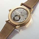 BREGUET. A VERY RARE 18K PINK GOLD LIMITED EDITION HALF HUNTER CASE TOURBILLON WRISTWATCH WITH ENAMEL DIAL - Foto 3