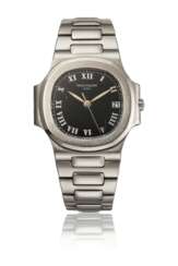PATEK PHILIPPE. A RARE STAINLESS STEEL AUTOMATIC WRISTWATCH WITH SWEEP CENTRE SECONDS, DATE AND BRACELET