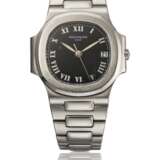PATEK PHILIPPE. A RARE STAINLESS STEEL AUTOMATIC WRISTWATCH WITH SWEEP CENTRE SECONDS, DATE AND BRACELET - Foto 1