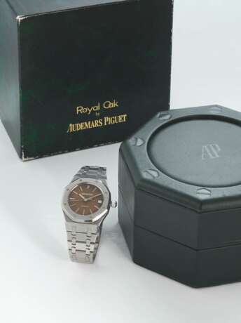 AUDEMARS PIGUET. A RARE AND HIGHLY ATTRACTIVE STAINLESS STEEL AUTOMATIC WRISTWATCH WITH TROPICAL DIAL, DATE, BRACELET AND BOX - Foto 2