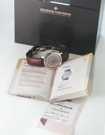 VACHERON CONSTANTIN. A HIGHLY ATTRACTIVE 18K WHITE GOLD AND PINK GOLD CHRONOGRAPH WRISTWATCH WITH GUARANTEE AND BOX - Foto 2