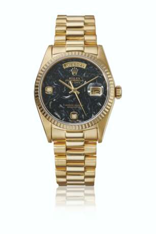 ROLEX. A RARE AND ATTRACTIVE 18K GOLD AND DIAMOND-SET AUTOMATIC WRISTWATCH WITH SWEEP CENTRE SECONDS, DAY, DATE, BRACELET AND AMMONITE DIAL - фото 1