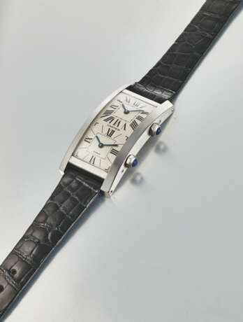 CARTIER. A RARE AND UNUSUAL PLATINUM DUAL TIME RECTANGULAR CURVED WRISTWATCH - Foto 2