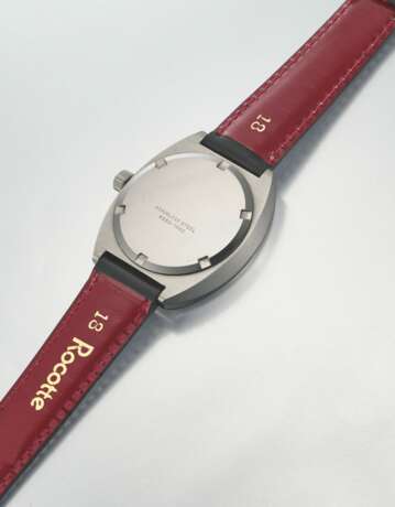 GRAND SEIKO. A VERY RARE, POSSIBLY PROTOTPYE STAINLESS STEEL TONNEAU-SHAPED WRISTWATCH WITH SWEEP CENTRE SECONDS - photo 3