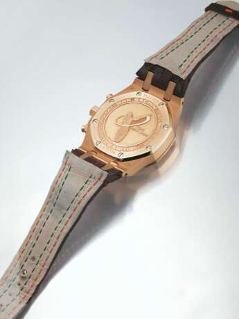 AUDEMARS PIGUET. A RARE AND ATTRACTIVE 18K PINK GOLD AUTOMATIC CHRNONOGRAPH WRISTWATCH WITH BROWN DIAL - Foto 2