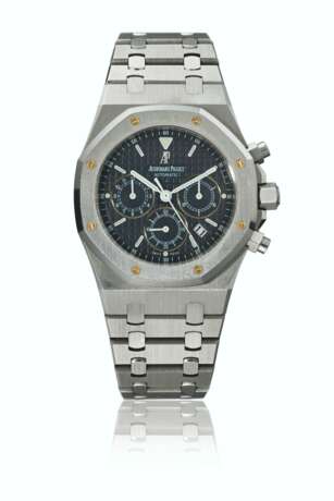 AUDEMARS PIGUET. A STAINLESS STEEL AUTOMATIC CHRONOGRAPH WRISTWATCH WITH DATE, BRACELET AND BOX - photo 1