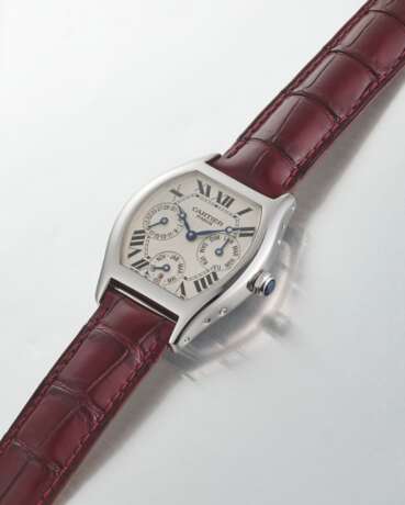 CARTIER. A RARE 18K WHITE GOLD TONNEAU-SHAPED AUTOMATIC PERPETUAL CALENDAR WRISTWATCH WITH LEAP YEAR INDICATION - фото 2