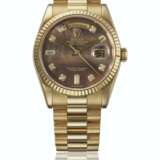 ROLEX. AN HIGHLY ATTRACTIVE 18K GOLD AND DIAMOND-SET AUTOMATIC WRISTWATCH WITH SWEEP CENTRE SECONDS, DAY, DATE, BRACELET AND BLACK MOTHER-OF-PEARL DIAL - Foto 1