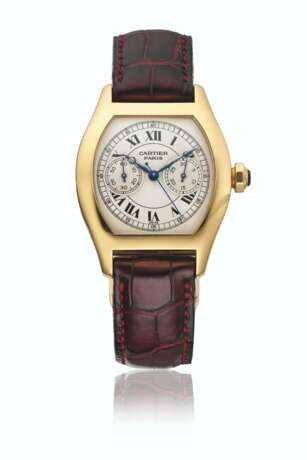 CARTIER. AN ELEGANT 18K YELLOW GOLD TONNEAU-SHAPED SINGLE-BUTTON CHRONOGRAPH WRISTWATCH - Foto 1