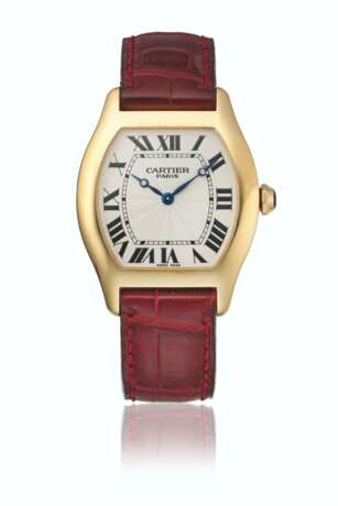 CARTIER. AN ATTRACTIVE 18K GOLD TONNEAU-SHAPED WRISTWATCH - Foto 1