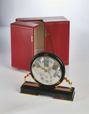 CARTIER. A FINE GILT, HARDSTONE AND ROCK CRYSTAL DESK TIMEPIECE WITH MOTHER-OF-PEARL DIAL AND ORIGINAL BOX - Foto 1