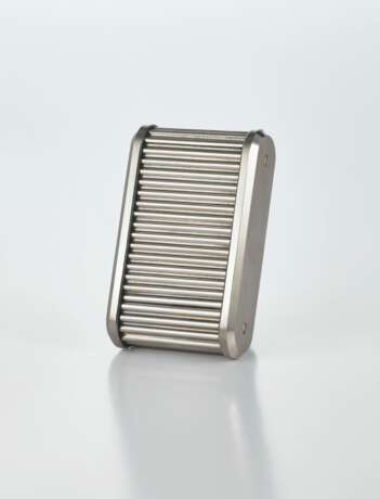 JAEGER-LECOULTRE, RETAILED BY HERMES. A RARE AND UNUSUAL STAINLESS STEEL TRAVEL TIMEPIECE WITH SLIDING COVER - Foto 3