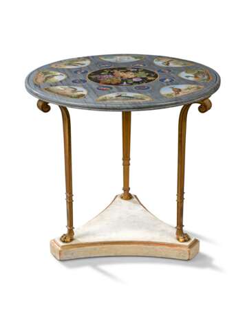 AN ITALIAN MICROMOSAIC AND MARBLE TABLE TOP ON AN ORMOLU AND WHITE-PAINTED BASE - Foto 2