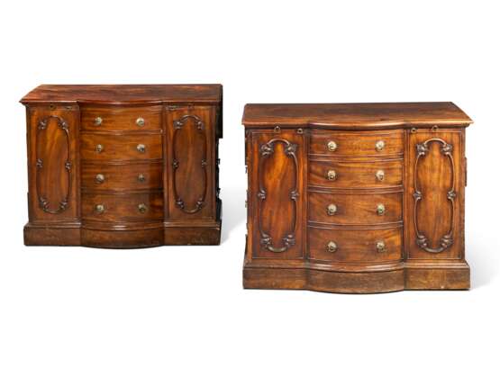 A PAIR OF GEORGE II MAHOGANY PIER COMMODES FORMING A BACK-TO-BACK LIBRARY DESK - photo 1