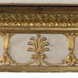 A PAIR OF GEORGE III PARCEL-GILT AND WHITE-PAINTED DEMI-LUNE SIDE TABLES - Foto 4