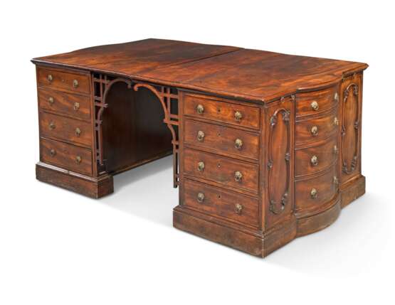 A PAIR OF GEORGE II MAHOGANY PIER COMMODES FORMING A BACK-TO-BACK LIBRARY DESK - photo 2