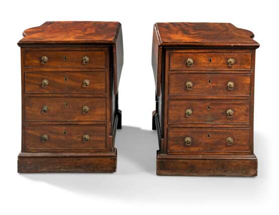 A PAIR OF GEORGE II MAHOGANY PIER COMMODES FORMING A BACK-TO-BACK LIBRARY DESK - photo 3