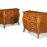 A NEAR PAIR OF GEORGE III ORMOLU-MOUNTED KINGWOOD, TULIPWOOD, HAREWOOD AND MARQUETRY COMMODES - Foto 1