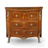 A NEAR PAIR OF GEORGE III ORMOLU-MOUNTED KINGWOOD, TULIPWOOD, HAREWOOD AND MARQUETRY COMMODES - Foto 2