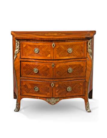 A NEAR PAIR OF GEORGE III ORMOLU-MOUNTED KINGWOOD, TULIPWOOD, HAREWOOD AND MARQUETRY COMMODES - Foto 3