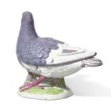 A STRASBOURG FAIENCE PIGEON TUREEN AND COVER - Foto 3