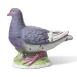 A STRASBOURG FAIENCE PIGEON TUREEN AND COVER - Foto 4