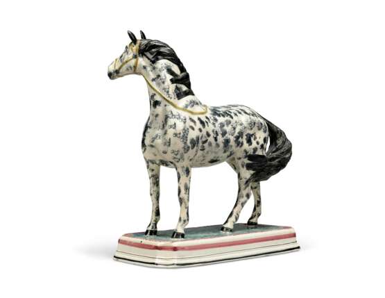 A LEEDS PEARLWARE MODEL OF A HORSE - Foto 3