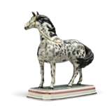 A LEEDS PEARLWARE MODEL OF A HORSE - Foto 3