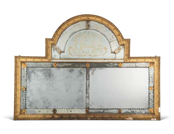 A QUEEN ANNE ENGRAVED GLASS OVERMANTEL MIRROR - Foto 1