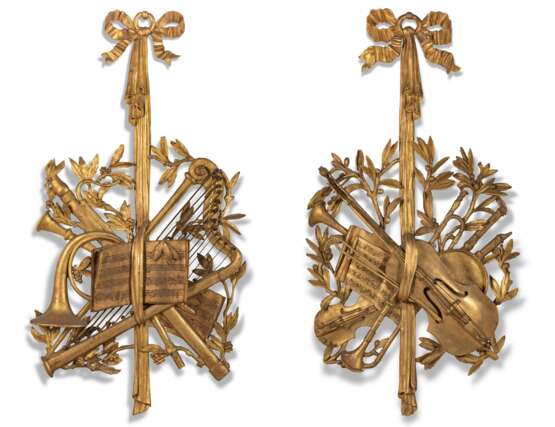 A PAIR OF NORTH ITALIAN GILTWOOD WALL-CARVINGS - фото 1