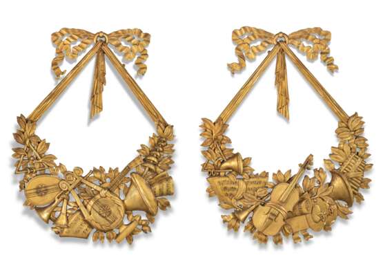 A PAIR OF NORTH ITALIAN GILTWOOD WALL-CARVINGS - фото 1