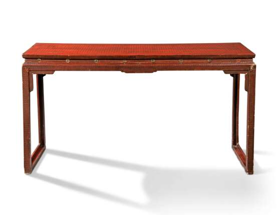 A CHINESE METAL AND SOAPSTONE-MOUNTED ENGRAVED SANG-DE-BOEUF LACQUER ALTAR TABLE - Foto 1