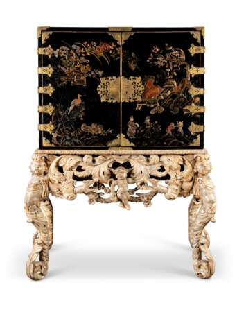 AN ANGLO-DUTCH BRASS-MOUNTED POLYCHROME-DECORATED, PARCEL-GILT AND BLACK-JAPANNED CABINET-ON-STAND - Foto 1
