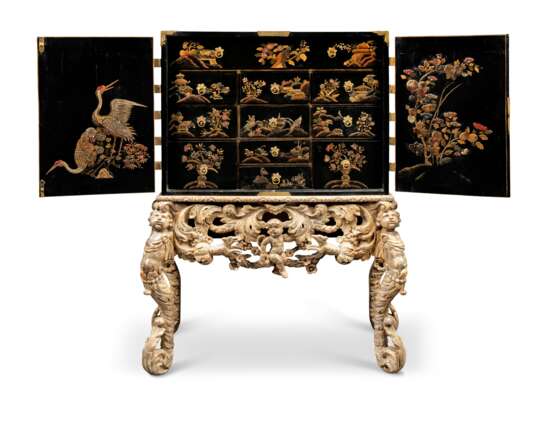AN ANGLO-DUTCH BRASS-MOUNTED POLYCHROME-DECORATED, PARCEL-GILT AND BLACK-JAPANNED CABINET-ON-STAND - Foto 2